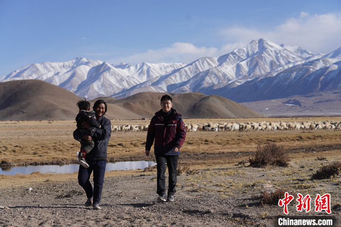 資料圖為4月29日，王克明在西藏自治區(qū)阿里地區(qū)噶爾縣義診。 <a target='_blank' ><p  align=