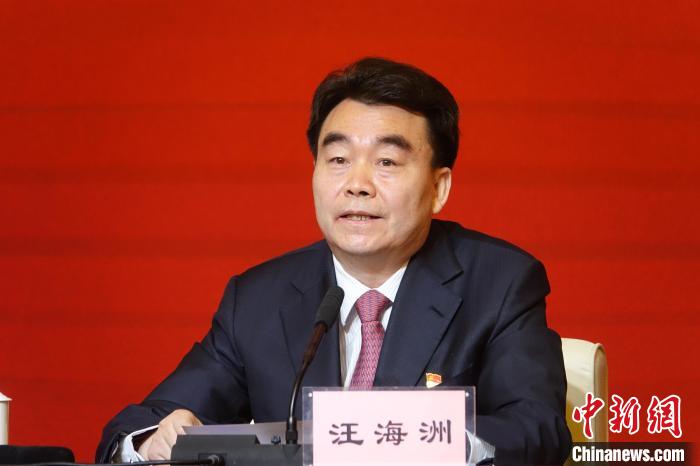 汪海洲在發(fā)布會(huì)上介紹西藏自治區(qū)黨史學(xué)習(xí)教育開展情況?！∪轿木?攝