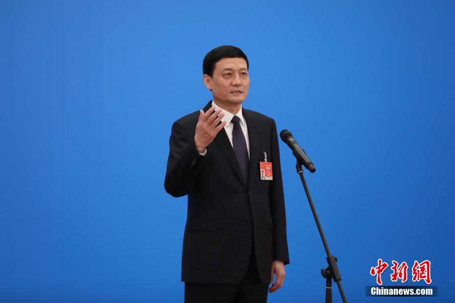 3月8日，第十三屆全國(guó)人民代表大會(huì)第四次會(huì)議舉行第二場(chǎng)“部長(zhǎng)通道”采訪活動(dòng)。圖為中國(guó)工業(yè)和信息化部部長(zhǎng)肖亞慶通過(guò)網(wǎng)絡(luò)視頻方式接受采訪。 <a target='_blank' ><p  align=