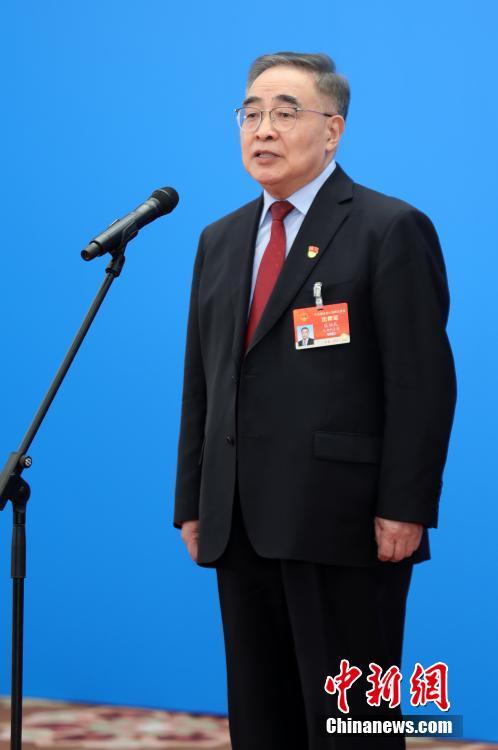 3月8日，第十三屆全國(guó)人民代表大會(huì)第四次會(huì)議舉行第二場(chǎng)“代表通道”采訪活動(dòng)。圖為全國(guó)人大代表張伯禮通過(guò)網(wǎng)絡(luò)視頻方式接受采訪。 <a target='_blank' ><p  align=