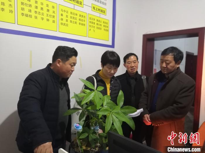 徐欣深夜督導(dǎo)紫馬鄉(xiāng)脫貧攻堅工作 (資料圖) 鐘欣 攝