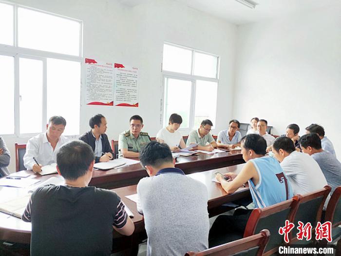 徐欣在屯上村召開座談會，與鄉(xiāng)政府領(lǐng)導(dǎo)和村支兩委共商 (資料圖) 鐘欣 攝