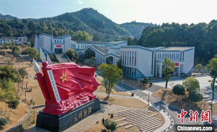 文家市鎮(zhèn)秋收廣場?！钊A峰 攝