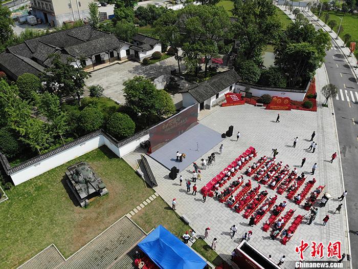 31日上午，“在這里讀懂初心使命——網(wǎng)絡媒體革命老區(qū)行”網(wǎng)絡主題采訪活動湖南站啟動儀式在長沙許光達故居舉行。<a target='_blank'  ><p  align=