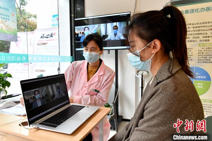 圖為社區(qū)居民遠程問診?！蚊?攝