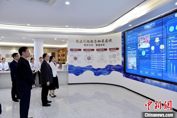 圖為與會(huì)來賓參觀福州中天社區(qū)。　呂明 攝