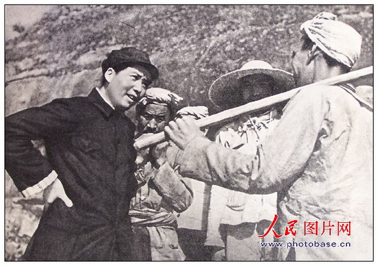 1939年，毛澤東同志在延安和楊家?guī)X農(nóng)民親切談話。
