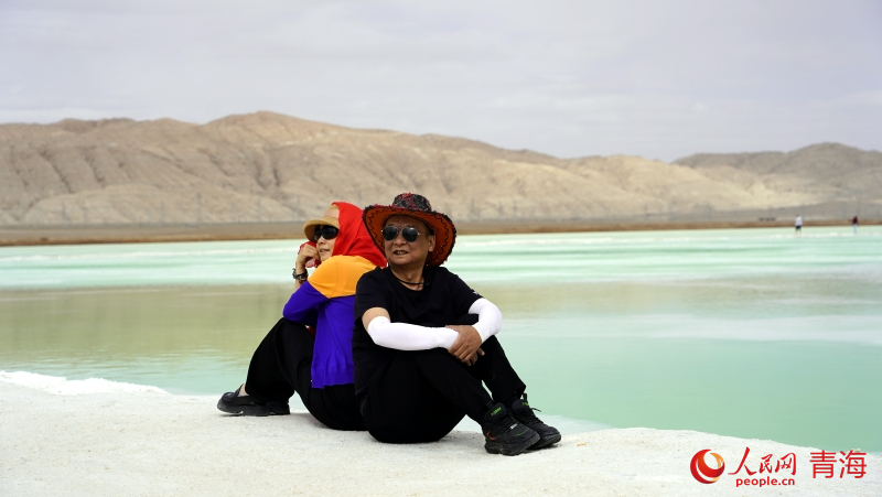 游客拍照“打卡”。人民網(wǎng) 況玉攝