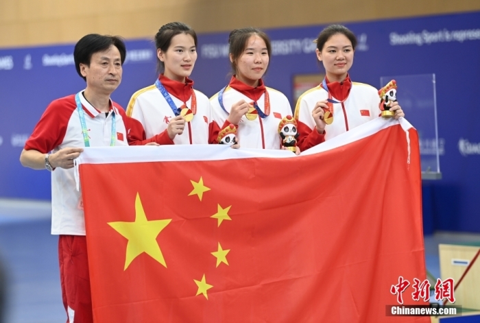 8月1日，第31屆世界大學(xué)生夏季運(yùn)動(dòng)會(huì)女子25米手槍團(tuán)體決賽在四川成都舉行，中國隊(duì)獲得冠軍。圖為中國隊(duì)選手熊亞瑄(左二)、林雅茜(右二)、王珂怡(右一)等站在領(lǐng)獎(jiǎng)臺(tái)上合影。<a target='_blank' href='/'><p  align=