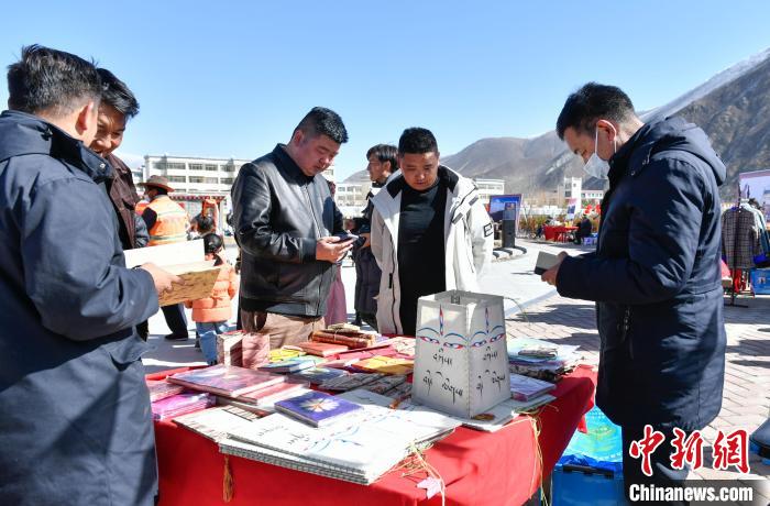 圖為展銷會(huì)現(xiàn)場(chǎng)?！∝暩聛硭?攝