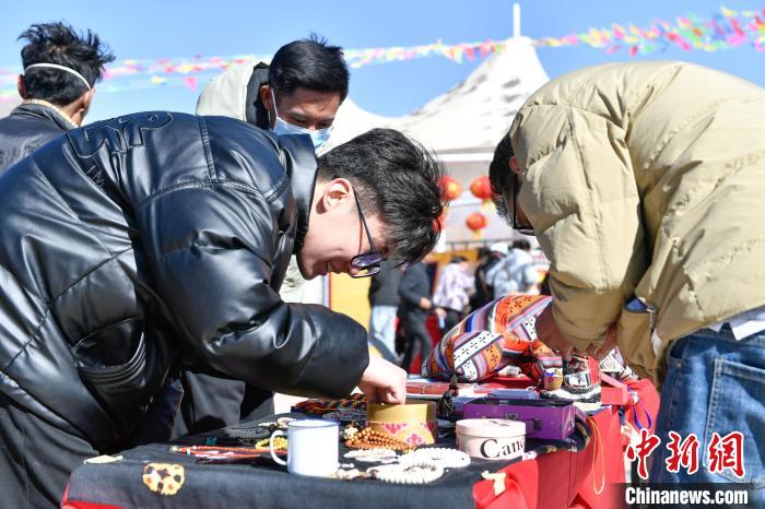 圖為展銷會(huì)現(xiàn)場(chǎng)?！∝暩聛硭?攝