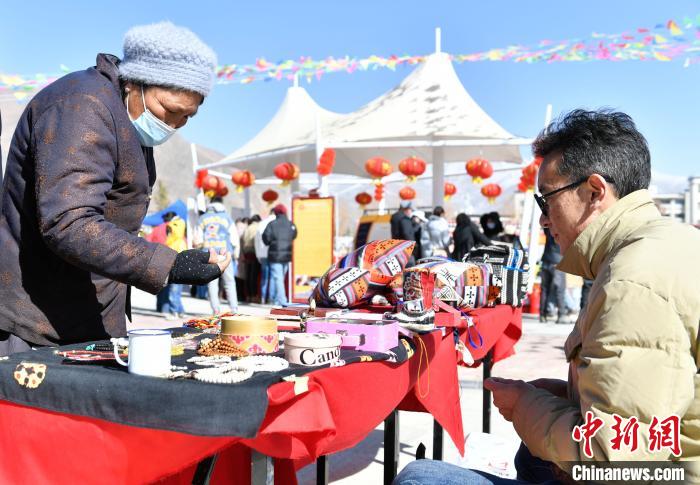 圖為展銷會(huì)現(xiàn)場(chǎng)?！∝暩聛硭?攝