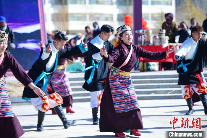 圖為藝術(shù)團(tuán)表演“扎西果諧”?！∝暩聛硭?攝