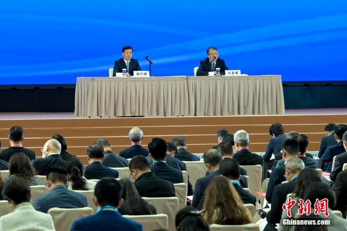 12月3日，香港特區(qū)政府在香港會(huì)議展覽中心舉行中共二十大精神宣講會(huì)，全國(guó)人大常委會(huì)法制工作委員會(huì)主任沈春耀和全國(guó)政協(xié)經(jīng)濟(jì)委員會(huì)副主任謝伏瞻出席作宣講。圖為宣講會(huì)現(xiàn)場(chǎng)。 <a target='_blank' href='/'><p  align=