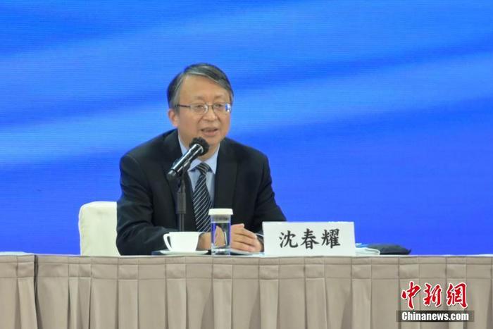 12月3日，香港特區(qū)政府在香港會(huì)議展覽中心舉行中共二十大精神宣講會(huì)，全國(guó)人大常委會(huì)法制工作委員會(huì)主任沈春耀和全國(guó)政協(xié)經(jīng)濟(jì)委員會(huì)副主任謝伏瞻出席作宣講。圖為沈春耀發(fā)言。 <a target='_blank' href='/'><p  align=