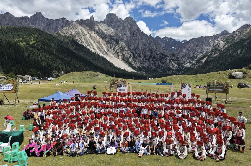 挑戰(zhàn)成功合影。巴塘縣委宣傳部供圖