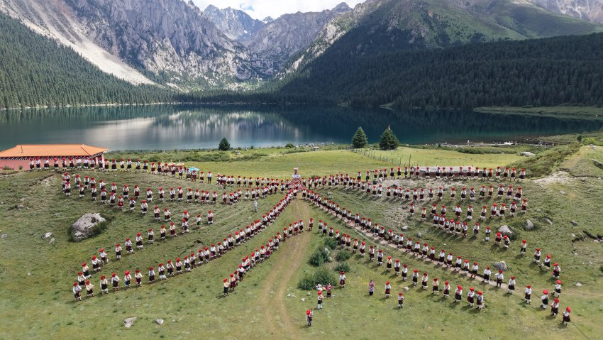 “最大規(guī)模弦胡演奏”世界紀錄挑戰(zhàn)現(xiàn)場。巴塘縣委宣傳部供圖