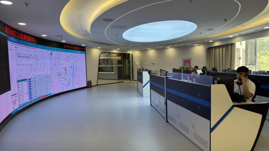 和田地區(qū)120急救指揮中心。人民網(wǎng)記者 焦磊攝